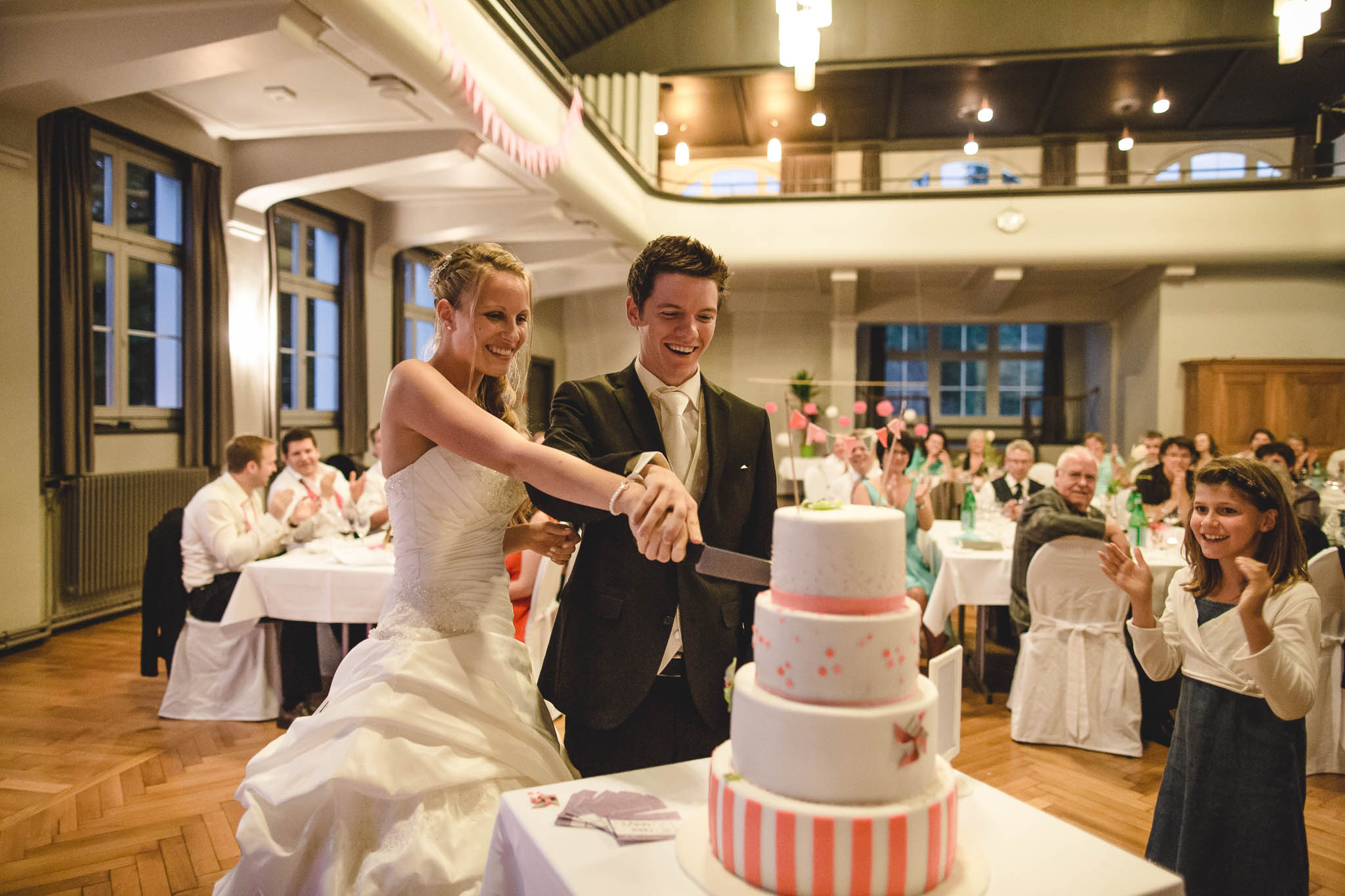 Hochzeitsfotograf Basel Torte anschneiden