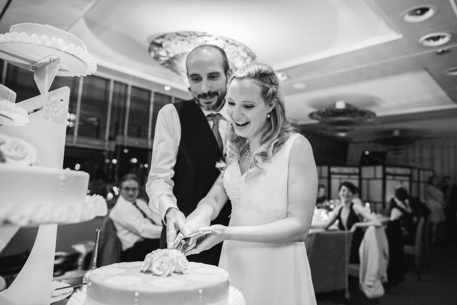 Hochzeitsfotograf Luzern Eich Seehotel Torte anschneiden