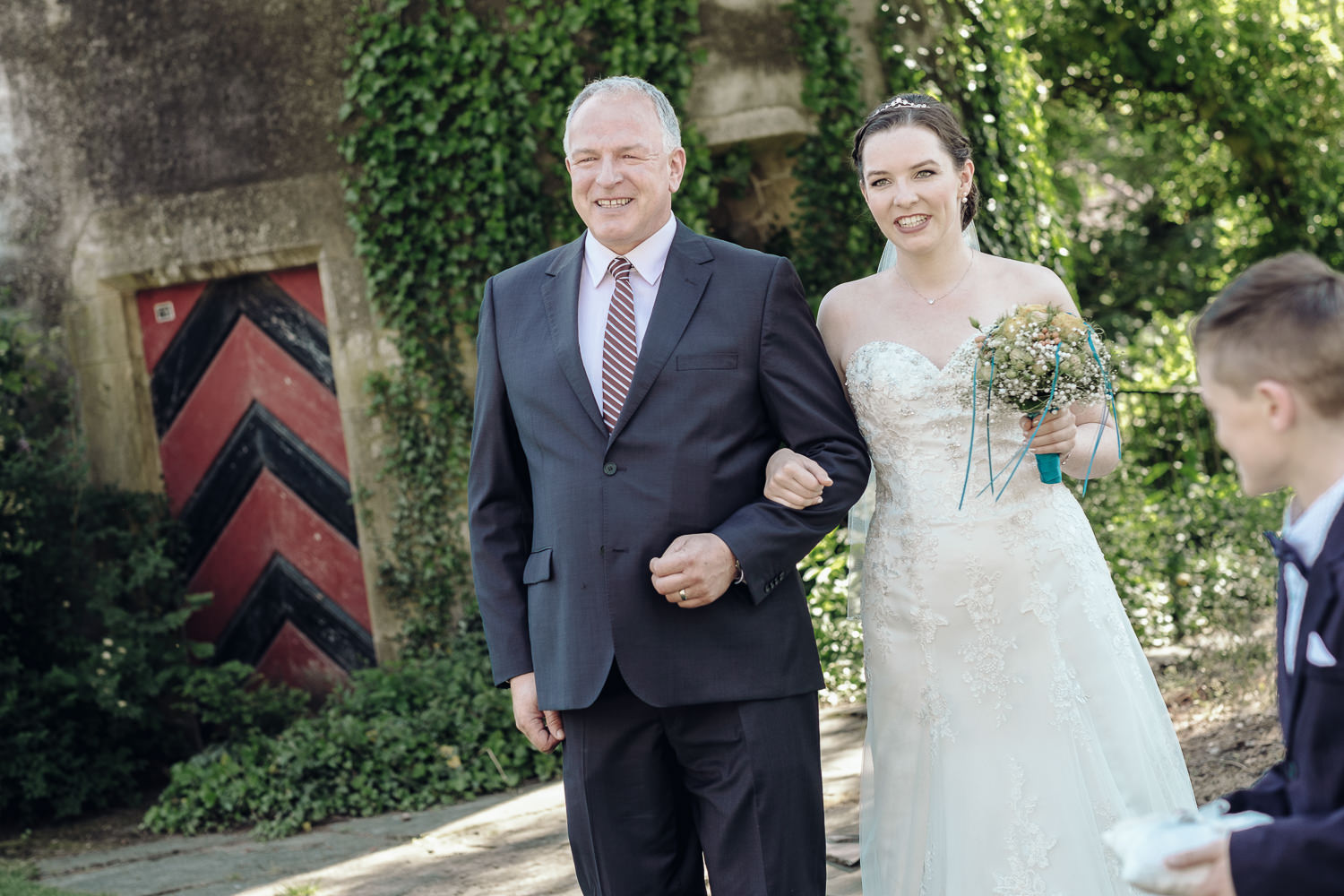 Hochzeit Schloss Münchenwiler Murten Braut mit Vater