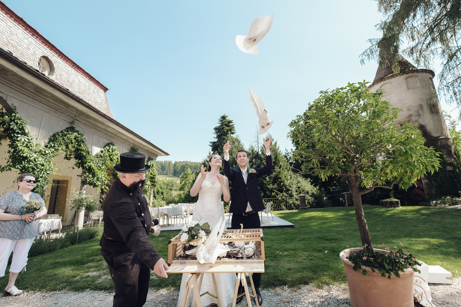 Hochzeit Schloss Münchenwiler Murten Apéro Tauben fliegen lassen