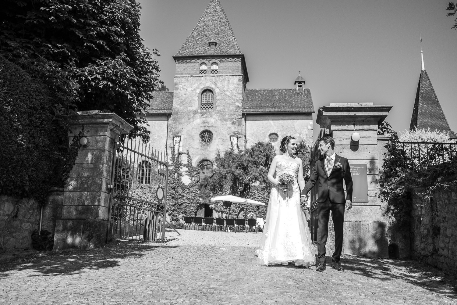 Hochzeit Schloss Münchenwiler Shooting Brautpaar Schlossgarten