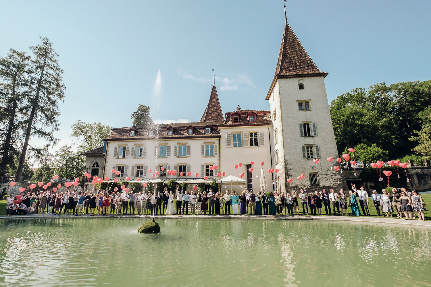 Hochzeit Schloss Münchenwiler Ballone steigen lassen Brunnen