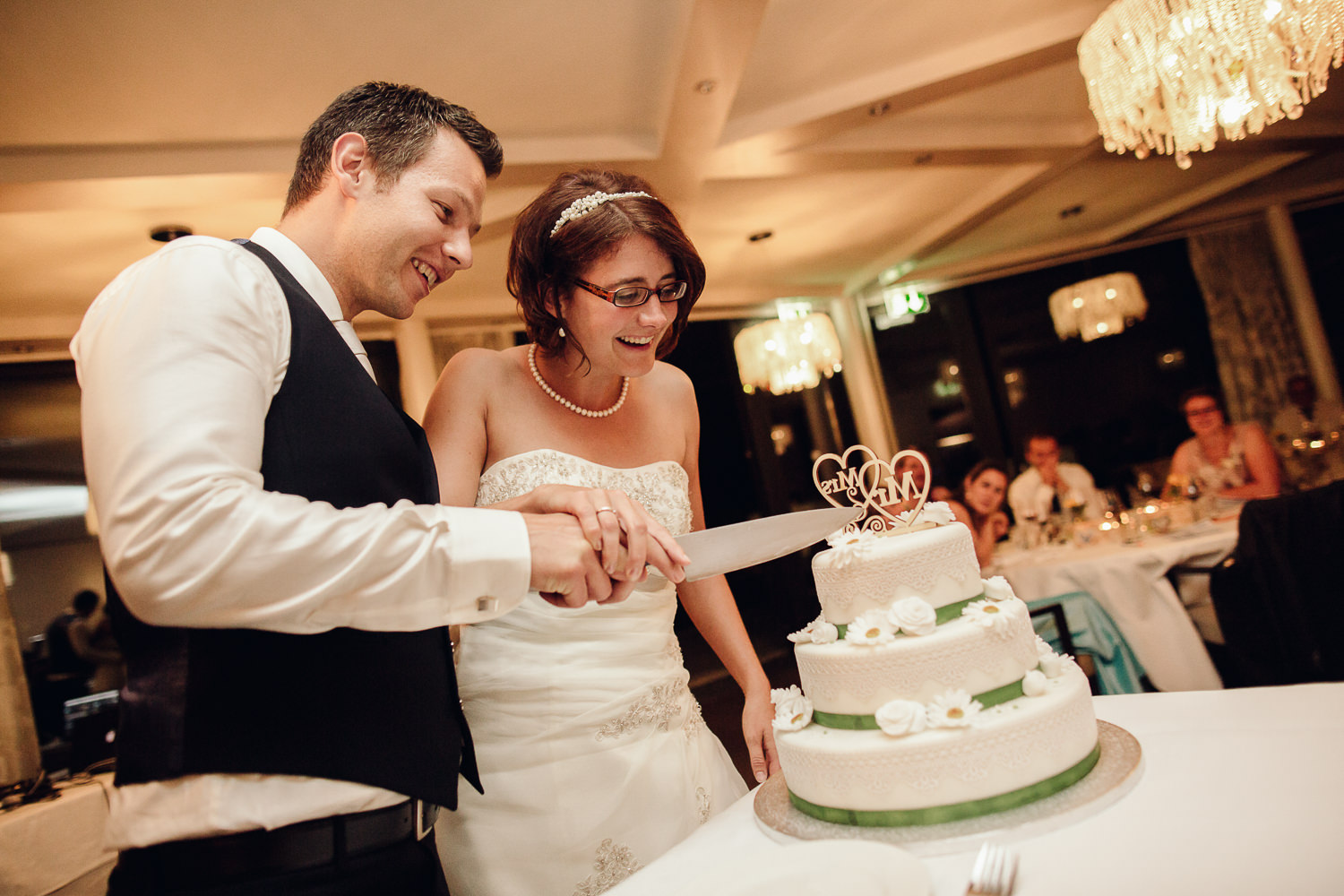 Hochzeit Schifflände Hallwilersee Torte anschneiden