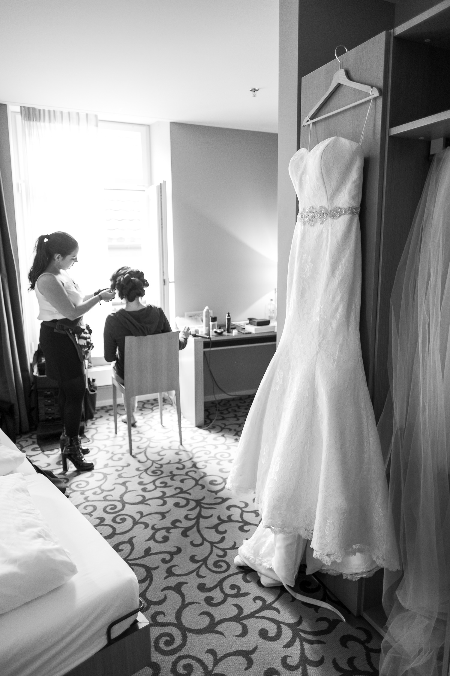 Hochzeitskleid Braut unscharf im Hintergrund
