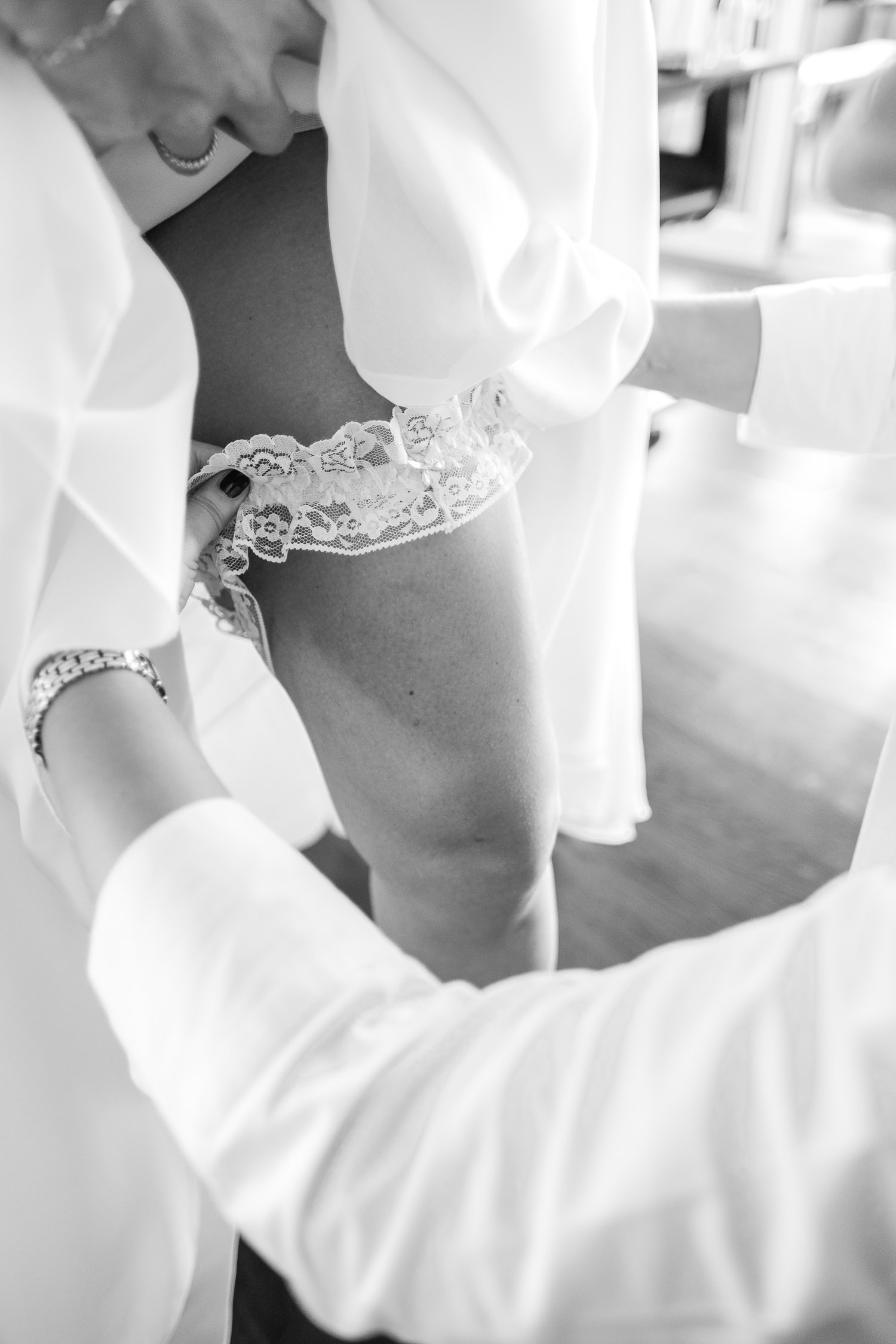 Hochzeit Strumpfband anziehen