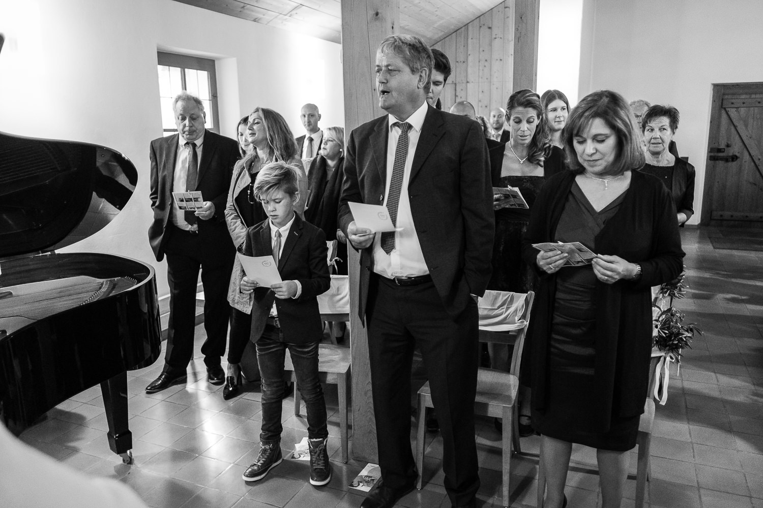 Kirche Villigen Hochzeit Gäste singen