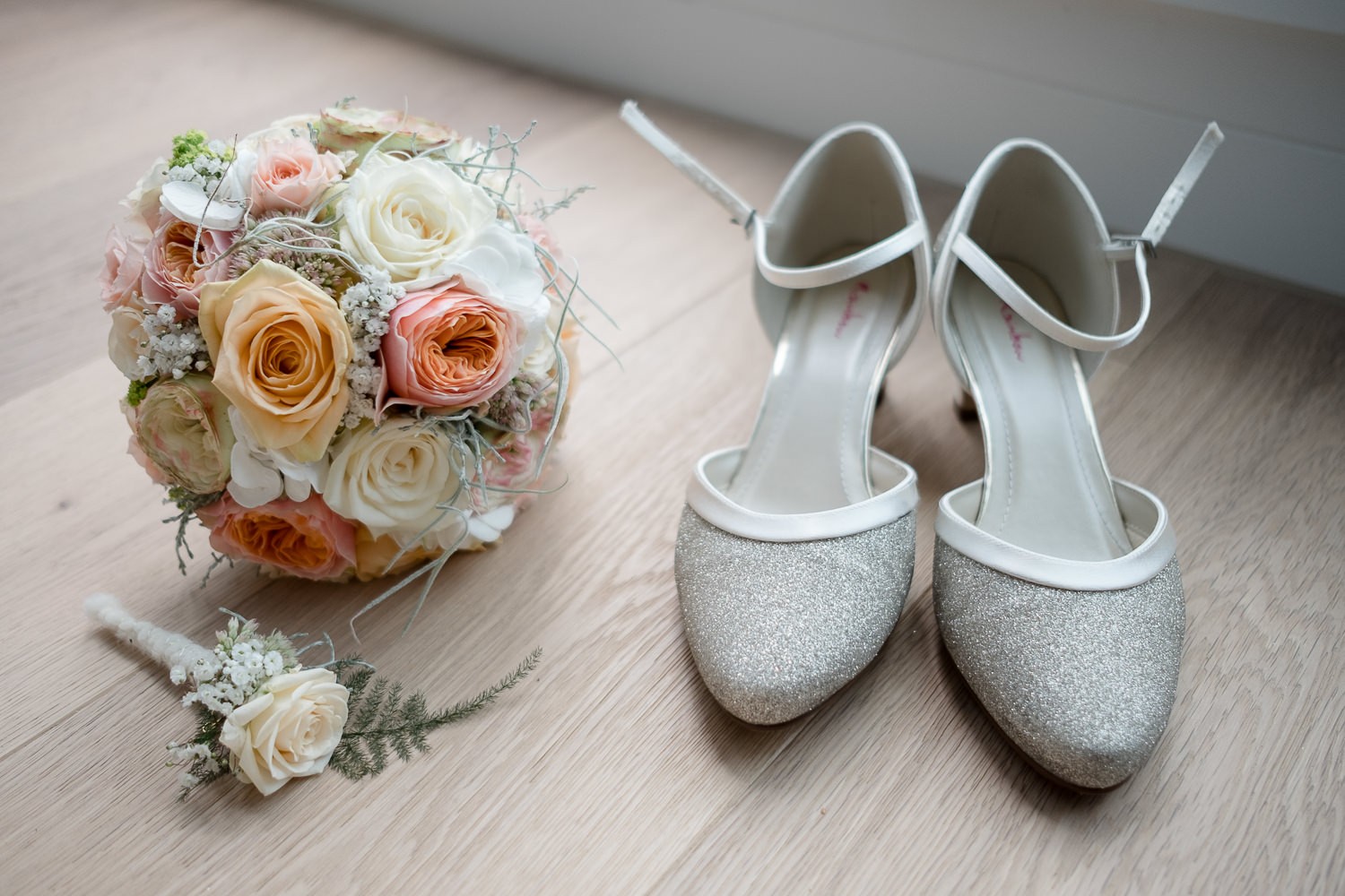 Hochzeit Schuhe und Brautstrauss