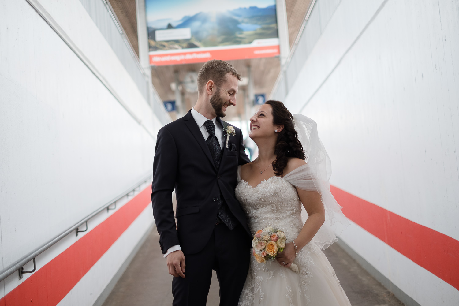 Brautpaar am Bahnhof