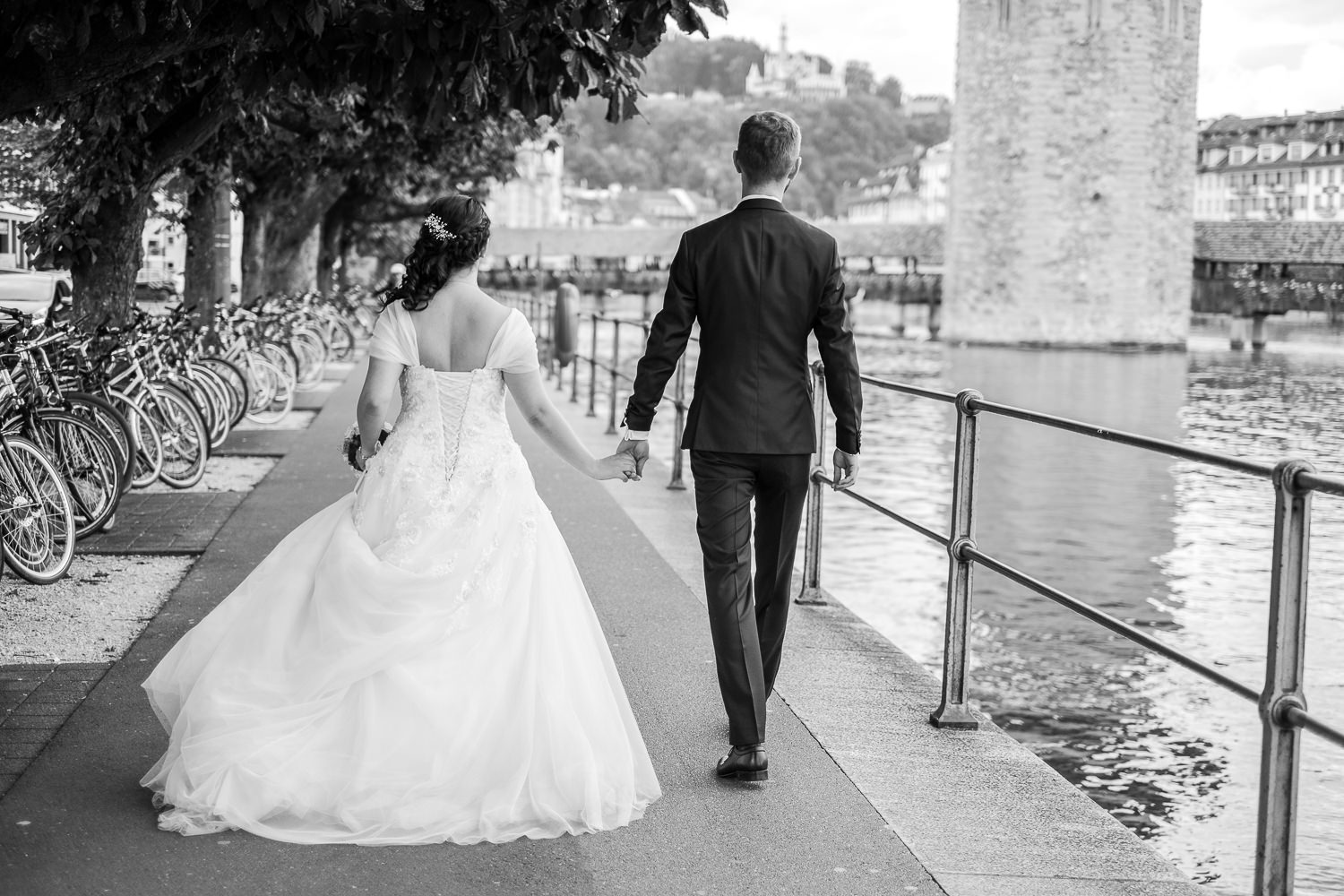 Brautpaar spaziert Luzern