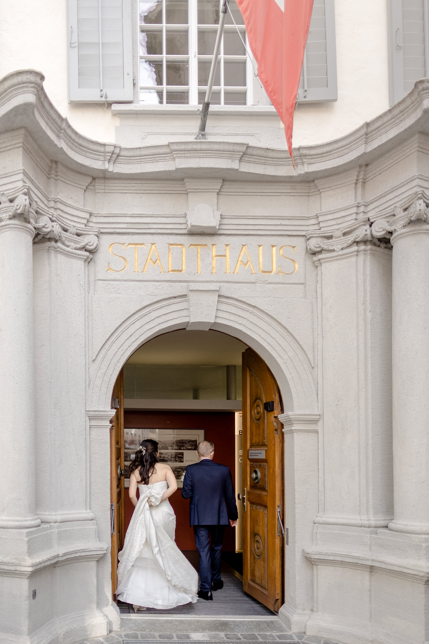 Brautpaar betritt Zivilstandesamt Baden