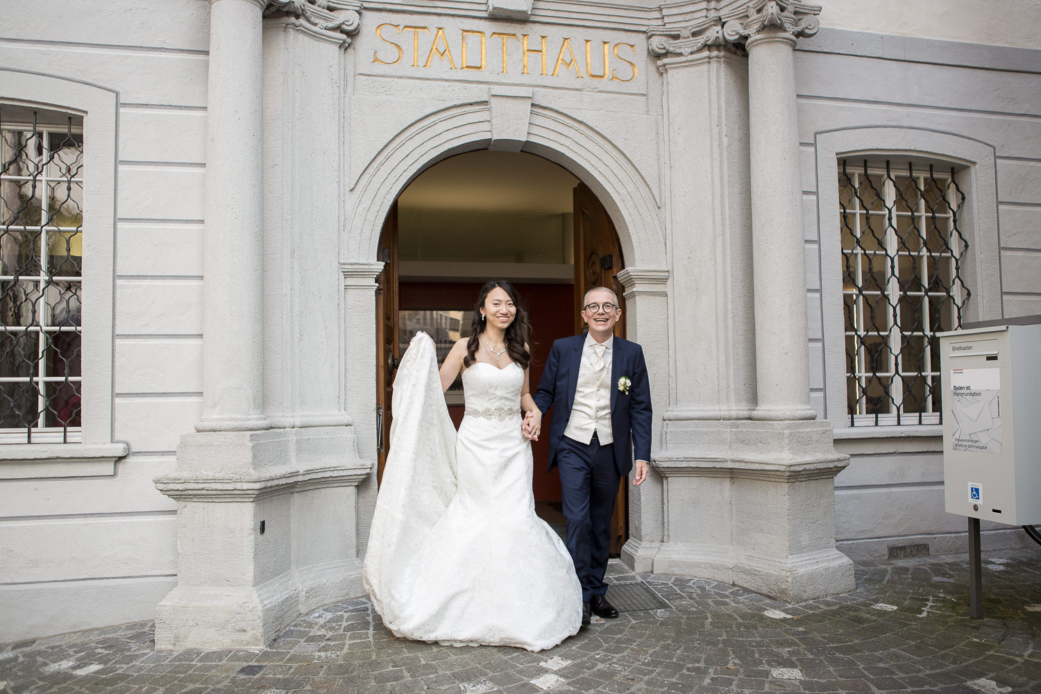 Brautpaar verlässt Zivilstandesamt Baden