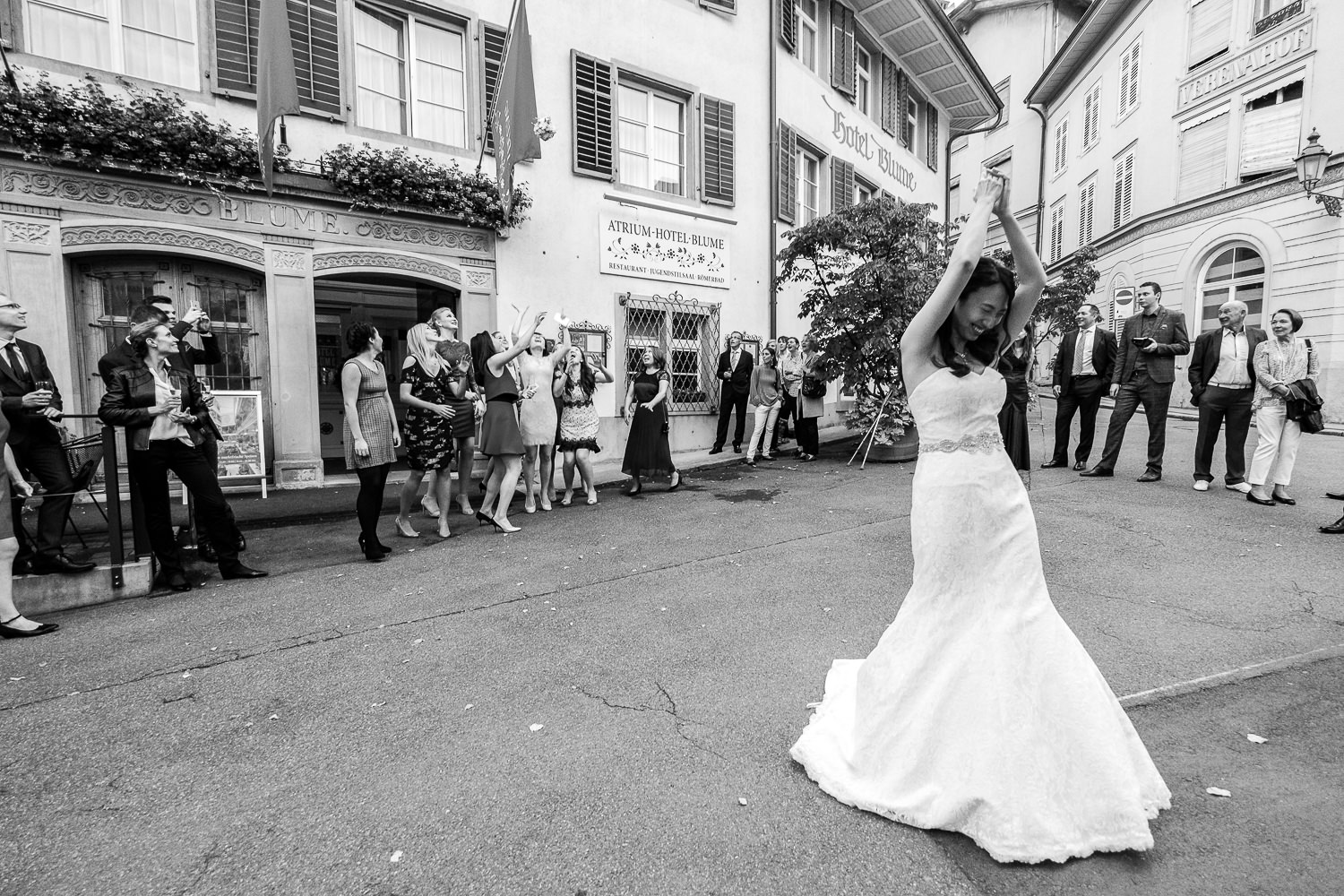 Brautstrauss werfen vor Atrium Hotel Blume Baden